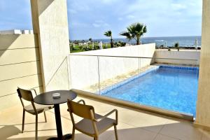 Zdjęcie z galerii obiektu Amphora Hotel & Suites w Pafos