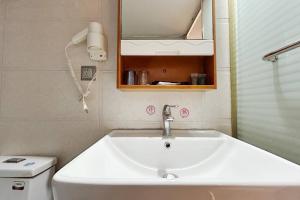 a bathroom with a sink and a toilet at 枳兮酒店 渝中区解放碑 in Chongqing
