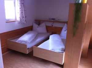 two bunk beds in a room with a window at Appartements Hexahüsle in Wald am Arlberg
