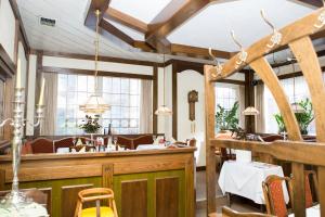 ein Restaurant mit Bar, Stühlen und Tischen in der Unterkunft Haus Hilckmann in Hörstel
