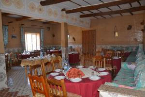 En restaurant eller et andet spisested på Riad Mimouna De Timnay