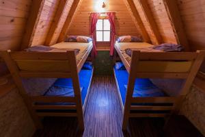 Postel nebo postele na pokoji v ubytování Rafting Kamp Dvije Vrbe