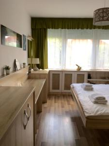 Postel nebo postele na pokoji v ubytování Mikes Apartman