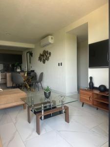 a living room with a couch and a table at Santa Fe Dorado Atardecer in Atlacholoaya