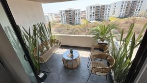 a balcony with a table and chairs on a balcony at Santa Fe Dorado Atardecer in Atlacholoaya