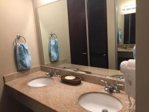 baño con 2 lavabos y espejo grande en Villa 2302 Costa Bonita Beach Resort, en Culebra
