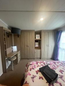 a bedroom with a bed and a desk at Shells at Sandylands in Stevenston +6 photos