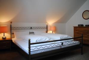 um quarto com uma cama, 2 candeeiros e uma cómoda em Ferienwohnung Sonne em Bad Windsheim
