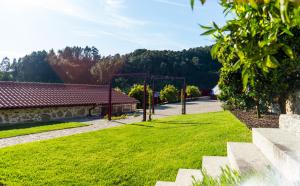 einen Garten mit einem Pavillon im Hof in der Unterkunft Quinta do Cerqueiral in Arcos de Valdevez