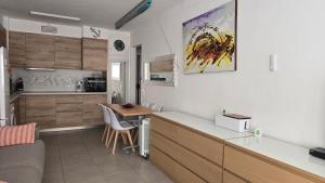 a kitchen with a counter and a table with chairs at Rosas in Roses