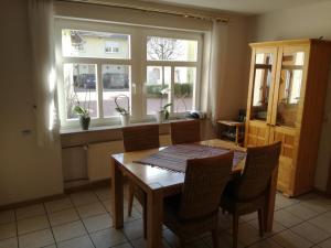 ein Esszimmer mit Tisch und Stühlen und einem Fenster in der Unterkunft FeWo Thul in Plein