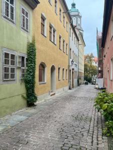 an empty street next to a building with a clock tower at Die Meissen Lodge in Meißen