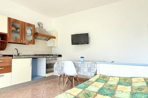 a kitchen with a table and chairs in a room at Casa Vacanze Zefiro in Marzocca di Senigallia