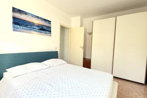 a bedroom with a bed and a painting on the wall at Casa Vacanze Zefiro in Marzocca di Senigallia