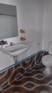 a bathroom with a sink and a toilet at ไร่ปราณปรียา in Campson