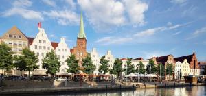 Nespecifikovaný výhled na destinaci Lübeck nebo výhled na město při pohledu z hotelu