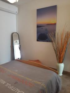 a bedroom with a bed with a painting on the wall at Appartement Sole e Mare in Furiani +26 photos
