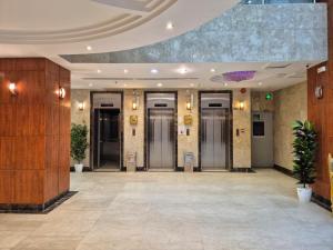 a lobby with many elevators in a building at فندق عصفور 03 in Mecca