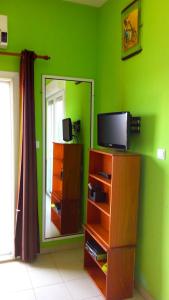 TV a/nebo společenská místnost v ubytování Dodoo Lodge