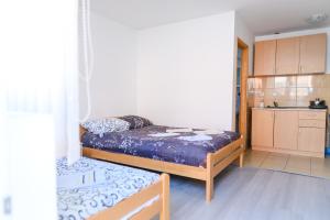 a small room with a bed and a kitchen at Studio Merlin 4 in Soko Banja