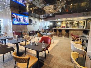 a restaurant with tables and chairs and a bar at ibis Paris porte de Bercy in Charenton-le-Pont