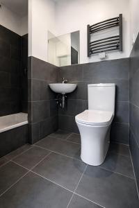 ein Badezimmer mit weißer Toilette und Waschbecken in der Unterkunft Zzzimple in Pillig