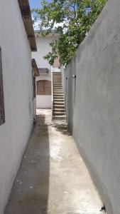 an alley with a stairway leading to a house at Vila Bárbara térreo in Araruama