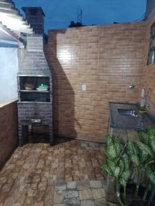 an outdoor brick oven in a brick wall at Vila Bárbara térreo in Araruama