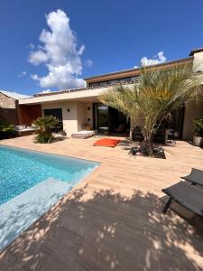 a backyard with a swimming pool and a house at Villa Bartolini in Bruges