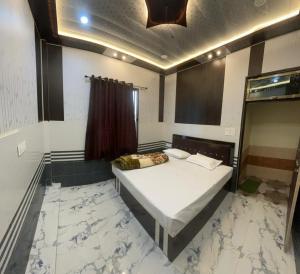 a bedroom with a bed with a marble floor at Seeta Palace in Ayodhya