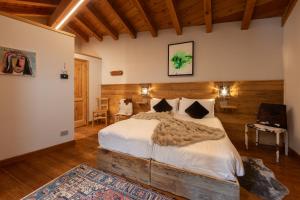 a bedroom with a large bed in a room at Maisons Grandes Murailles-Luxury apartments in Valtournenche