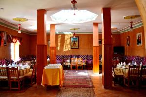 Reštaurácia alebo iné gastronomické zariadenie v ubytovaní Ksar Timnay Hotel