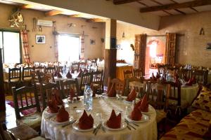 A restaurant or other place to eat at Ksar Timnay Hotel