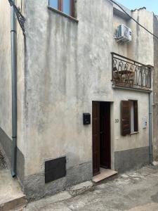 an old building with a door and a balcony at Ferienhaus Casa Silenzio in Mandatoriccio
