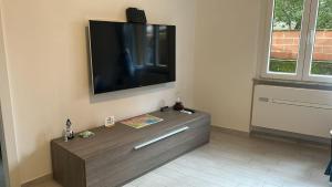 a living room with a flat screen tv on the wall at Casa Conchiglia 6 ospiti 5 minuti a piedi da mare, centro e stazione comfort completo in Rapallo