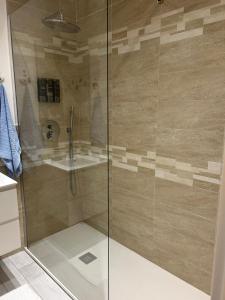 a shower with a glass door in a bathroom at Casa Conchiglia 6 ospiti 5 minuti a piedi da mare, centro e stazione comfort completo in Rapallo +22 photos