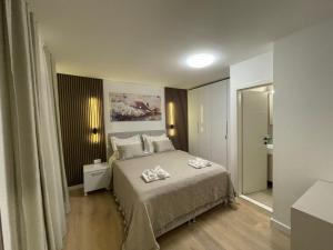 een slaapkamer met een bed waarop twee handdoeken liggen bij Rooms Marija in Split