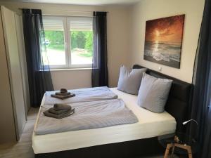 a bedroom with a bed with towels on it at Kerstin in Lenz