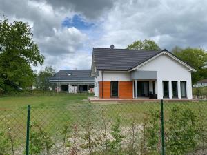 a white house with a fence in front of it at Seemöwe in Lenz