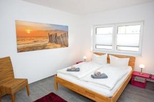 a bedroom with a bed with two towels on it at Michael in Lenz +12 photos