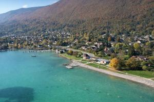 an aerial view of a small town next to a lake at Le Chalet de la Plage in Sévrier