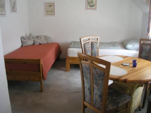 a room with a table and a bed and a table and chairs at Ferienwohnung am Deister mit großem Balkon in Springe