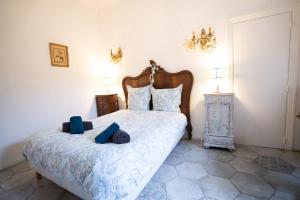 a bedroom with a large bed with blue pillows at CAR-Volterra Cottage-AN in Carcassonne