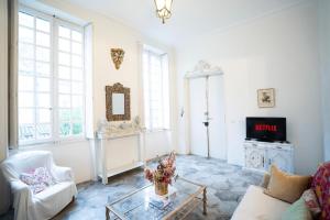 a living room with a couch and a table at CAR-Volterra Cottage-AN in Carcassonne
