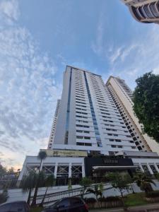 a tall white building with a sky at Flat com 1 quarto e sala in Goiânia