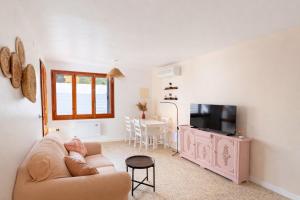 a living room with a couch and a tv at Les cases del vent II in Calafat