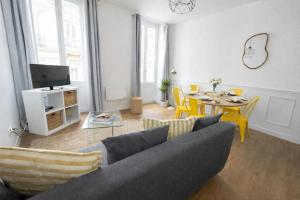 a living room with a couch and a table at Appartement Marseille au cœur du panier in Marseille