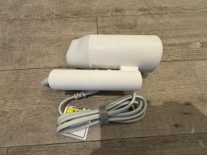 a white charger with a cable on the floor at HOTTOSTAYman401 in Sasashimachō