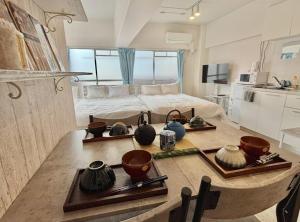 a room with a bed and a table with pots and pans at HOTTOSTAYman401 in Sasashimachō