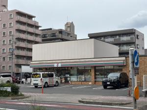 a gas station with cars parked in a parking lot at HOTTOSTAYman401 in Sasashimachō